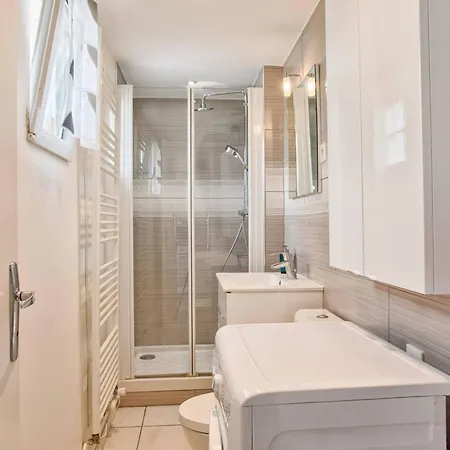 Maison De Familiale Pres Des Commerces Et A Franceville - Fr-1-788-10