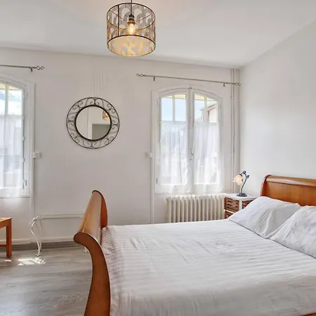 Maison De Familiale Pres Des Commerces Et A Franceville - Fr-1-788-10