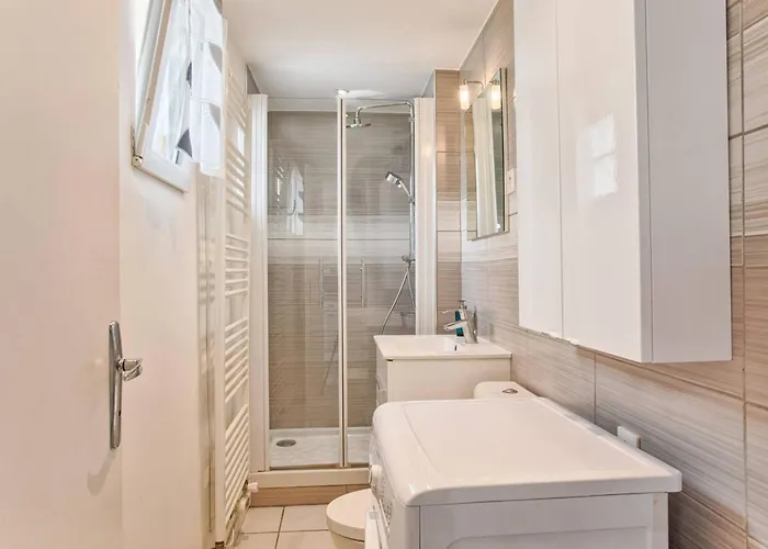 Maison De Familiale Pres Des Commerces Et A Franceville - Fr-1-788-10