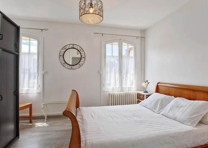 Maison De Familiale Pres Des Commerces Et A Franceville - Fr-1-788-10