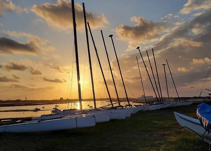 Maison De Familiale Pres Des Commerces Et A Franceville - Fr-1-788-10 Дом отдыха *